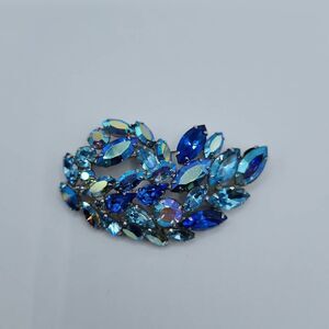 Vintage Unsigned Hues of Blue AB Rhinestone Prongset Silver Tone Brooch OS